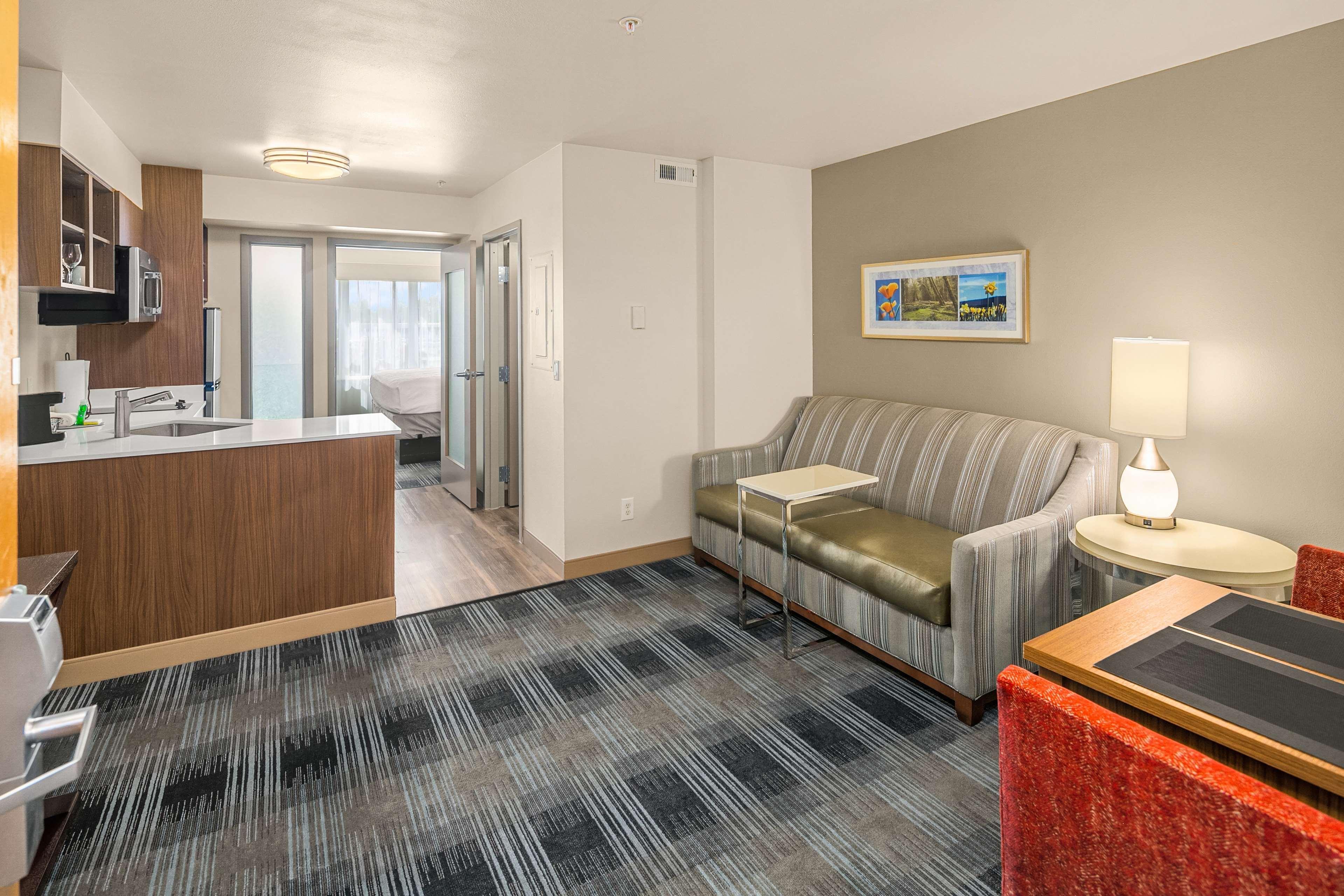 Executive Residency By Western Navigator & 3*
