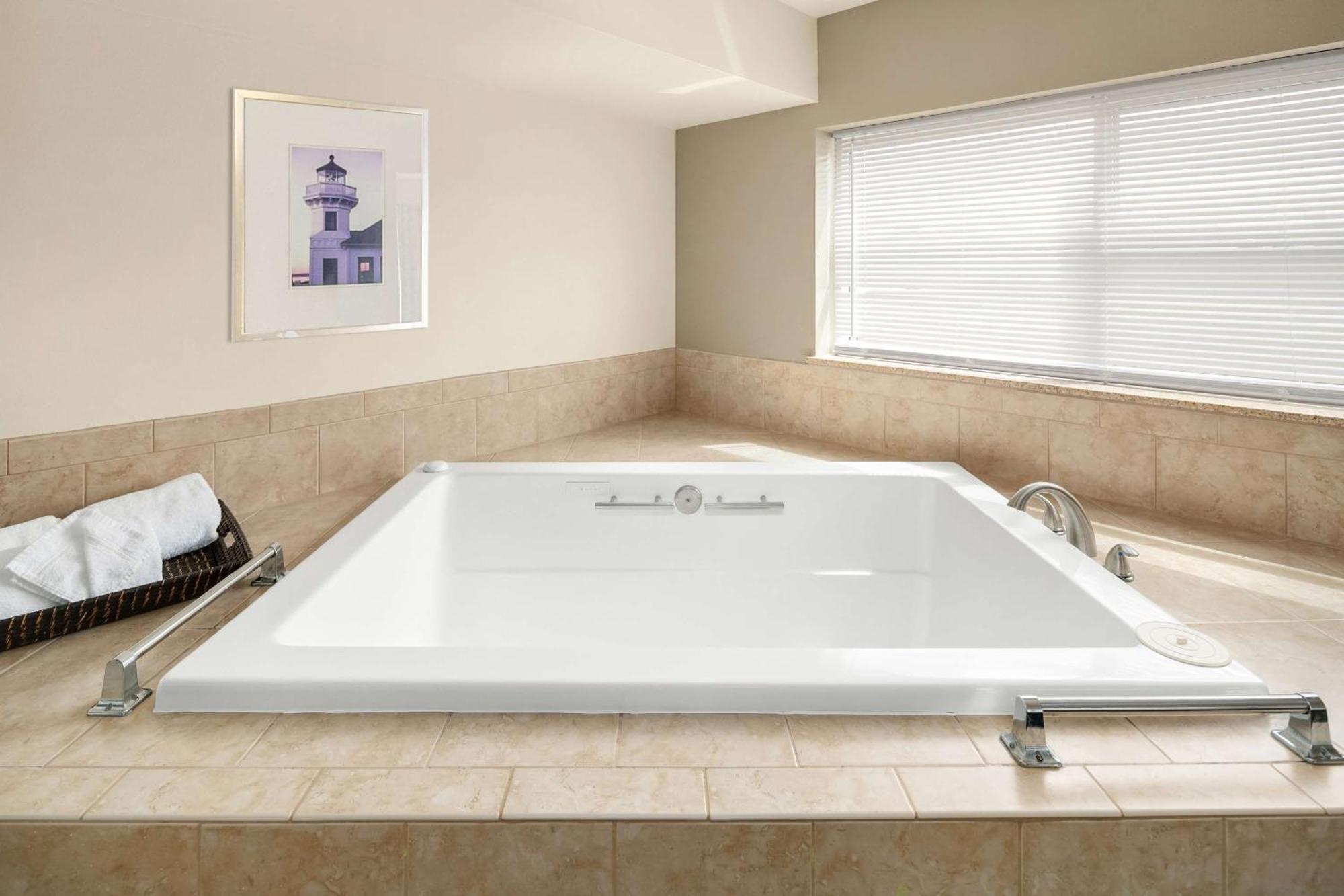 Hotel Executive Residency By Western Navigator & Everett